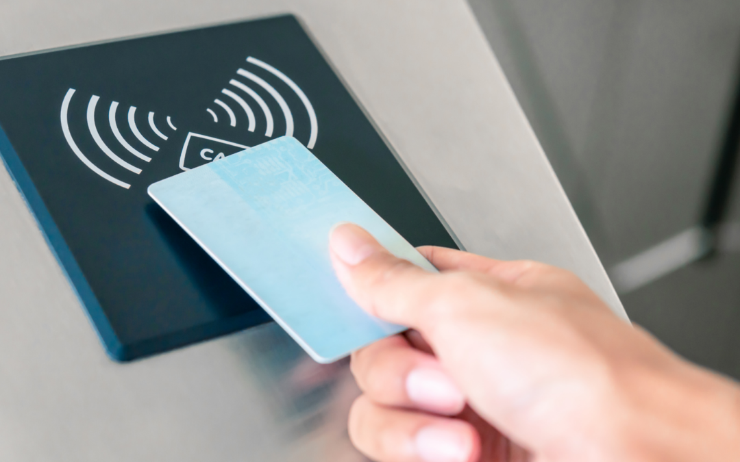 Cómo prevenir accesos compartidos entre empleados en la oficina